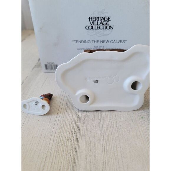 Dept 56 58395 Tending The New Calves village accessory xmas - Picture 10 of 11